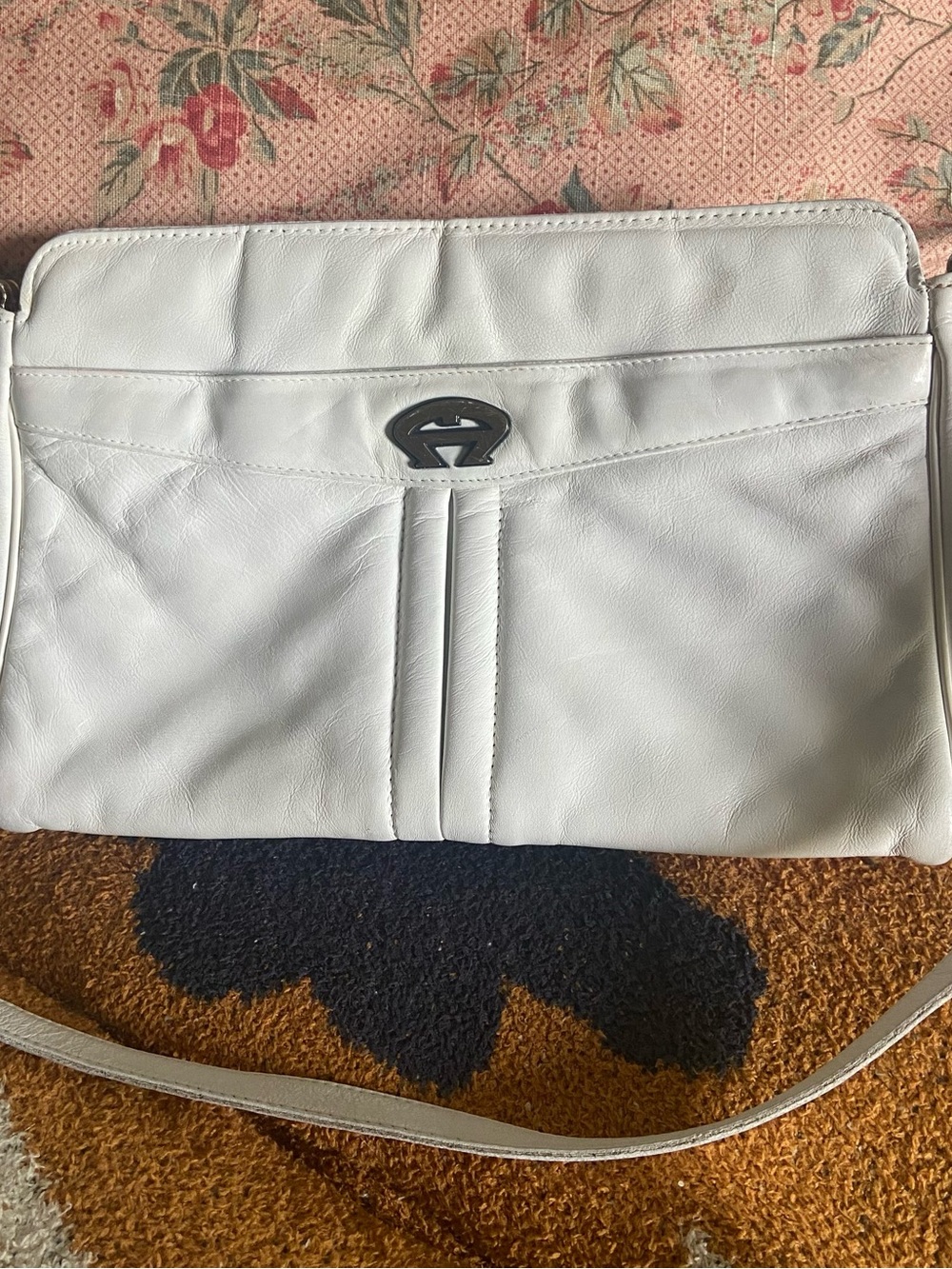 Vintage ( 1990’s ? ) Etienne Aigner Leather Shoulder Bag White With Bottom Studs